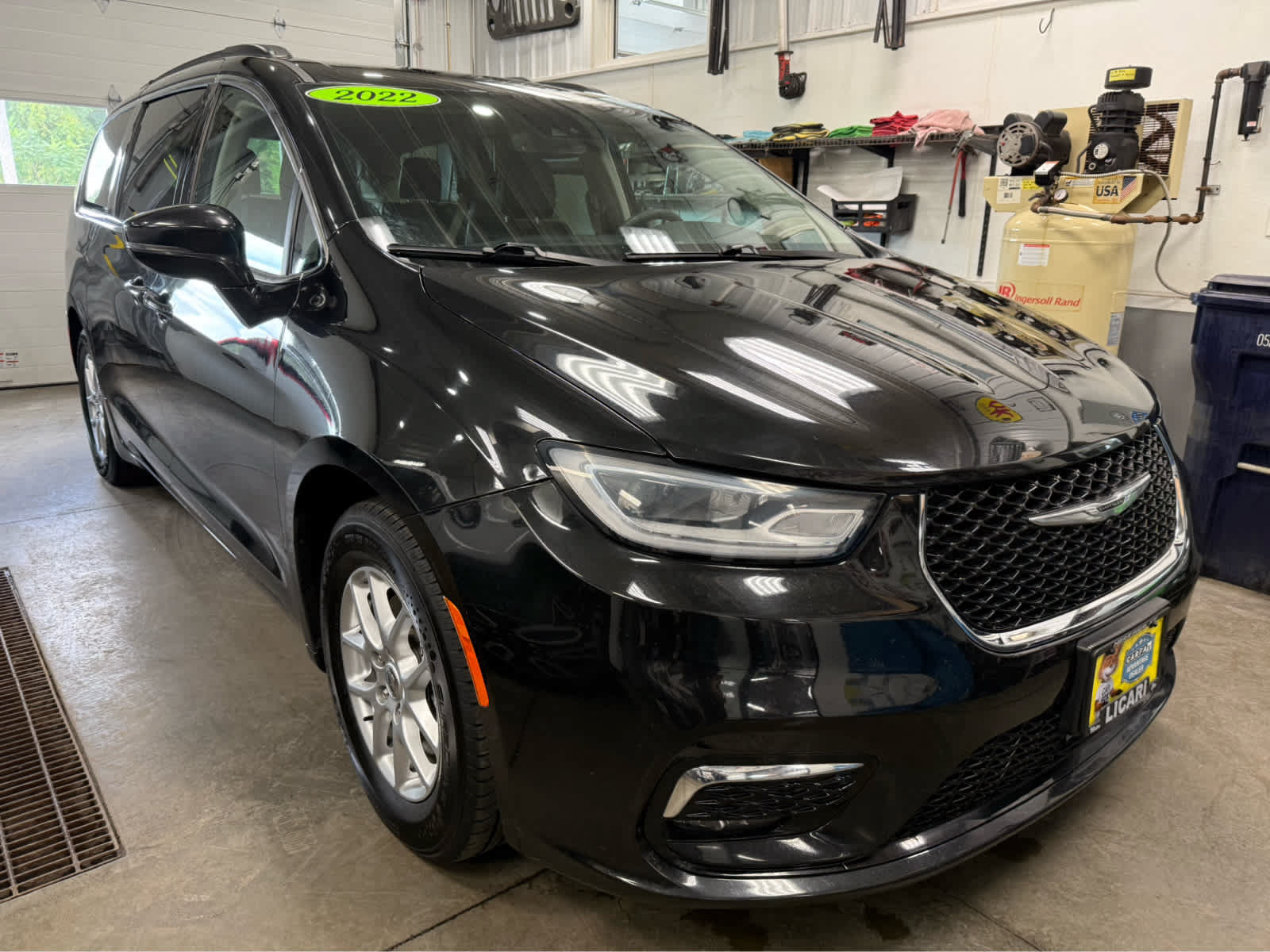 Used 2022 Chrysler Pacifica Touring-L FWD image 3