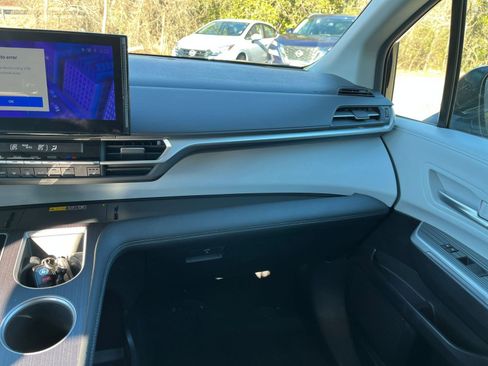 Used 2025 Toyota Sienna XLE image 40