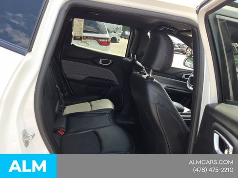 Used 2025 Jeep Compass Latitude AWD/4WD image 16