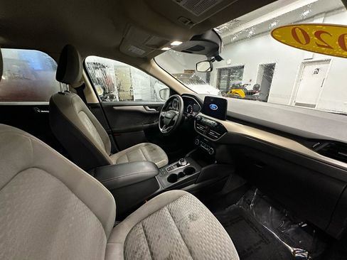 Used 2020 Ford Escape SE image 14