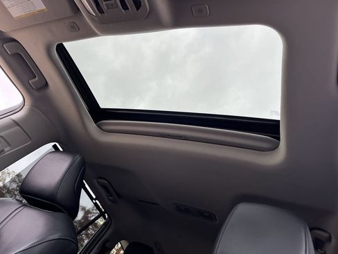 Used 2023 Toyota Highlander XLE FWD image 22