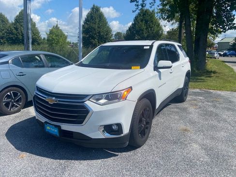 Used 2020 Chevrolet Traverse LT w/ Driver Confidence II Package AWD/4WD image 3