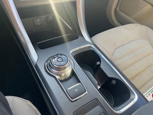 Used 2017 Ford Fusion SE w/ Fusion SE Technology Package image 10