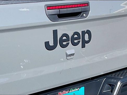 Used 2023 Jeep Gladiator Sport AWD/4WD image 8