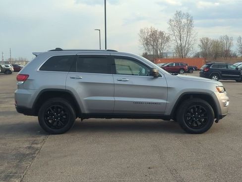 Used 2021 Jeep Grand Cherokee Laredo image 2