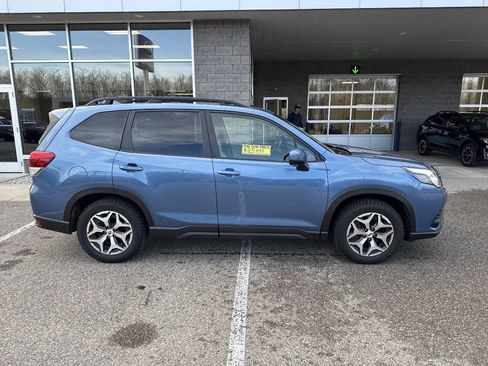 Used 2023 Subaru Forester Premium image 2