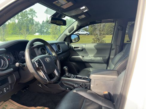 Used 2018 Toyota Tacoma TRD Sport image 11