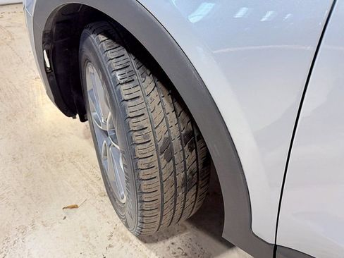 Used 2017 Hyundai Santa Fe SE image 3