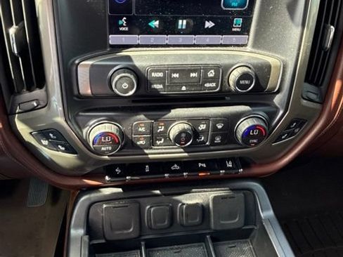 Used 2015 Chevrolet Silverado 1500 High Country w/ High Country Premium Package AWD/4WD image 19