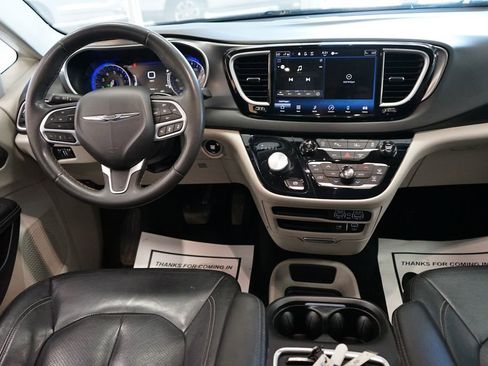Used 2022 Chrysler Pacifica Touring-L FWD image 9
