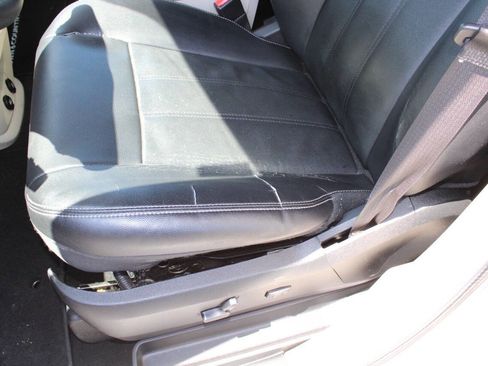 Used 2016 Chrysler Town & Country Touring FWD image 17
