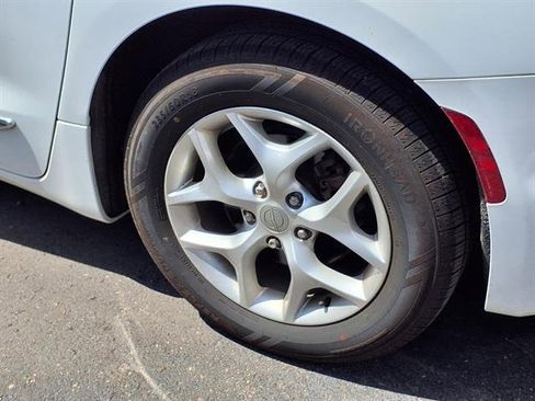 Used 2020 Chrysler Pacifica Limited FWD image 6