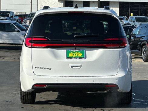 New 2026 Chrysler Pacifica Select image 5