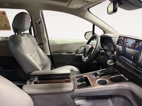 Used 2023 Toyota Sienna XLE AWD/4WD image 16