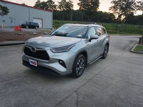 Used 2024 Toyota Highlander XLE FWD image 27
