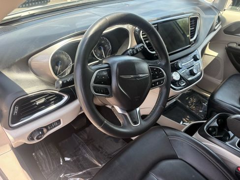 Used 2024 Chrysler Pacifica Touring-L FWD image 11