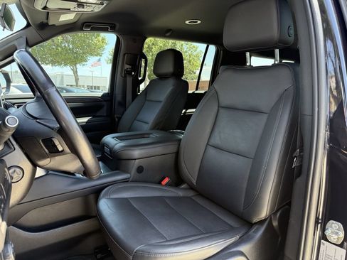 Used 2023 Chevrolet Suburban LT w/ Luxury Package RWD image 23