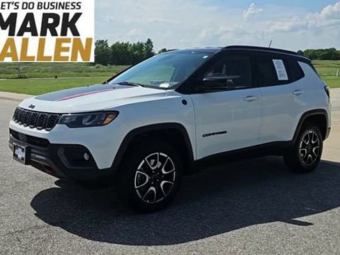 Used 2025 Jeep Compass Trailhawk AWD/4WD image 4