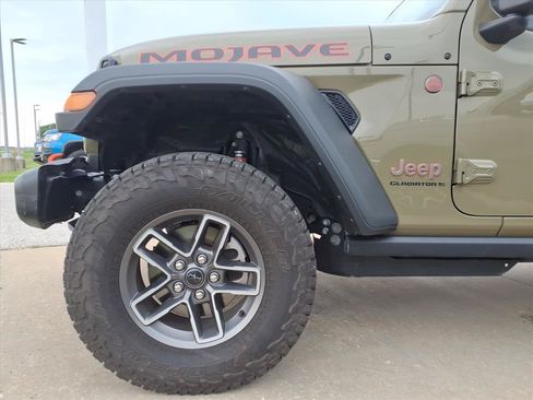 Used 2026 Jeep Gladiator Mojave AWD/4WD image 5