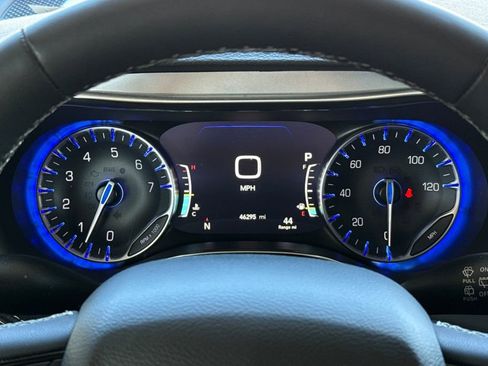 Used 2025 Chrysler Pacifica Limited image 37