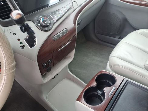 Used 2013 Toyota Sienna XLE FWD image 18
