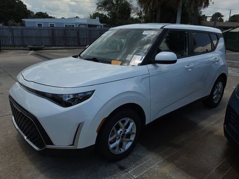 Used 2025 Kia Soul LX w/ LX Technology Package FWD image 2