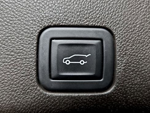 Used 2023 GMC Yukon XL SLT w/ SLT Premium Package image 35