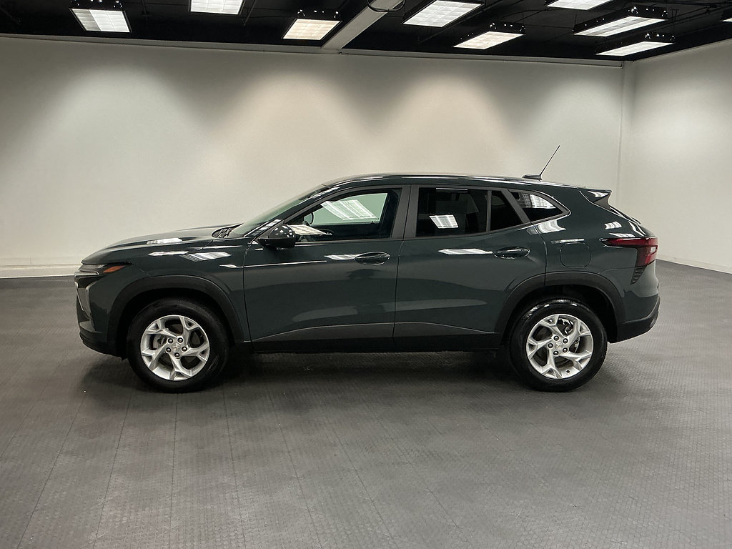 Used 2025 Chevrolet Trax LS w/ LS Convenience Package FWD image 2