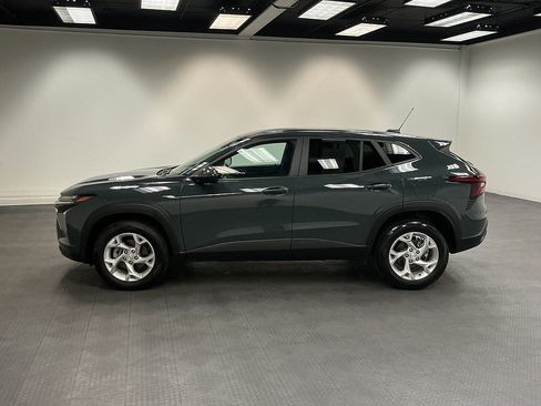 Used 2025 Chevrolet Trax LS w/ LS Convenience Package FWD image 2