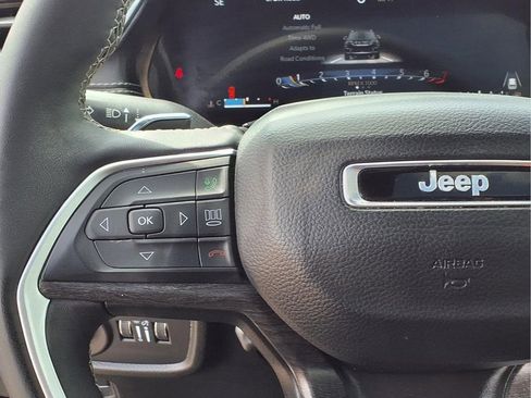 Used 2025 Jeep Grand Cherokee Limited w/ Luxury Tech Group II AWD/4WD image 5