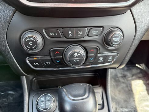 Used 2022 Jeep Cherokee Trailhawk w/ Premium Leather Package AWD/4WD image 36