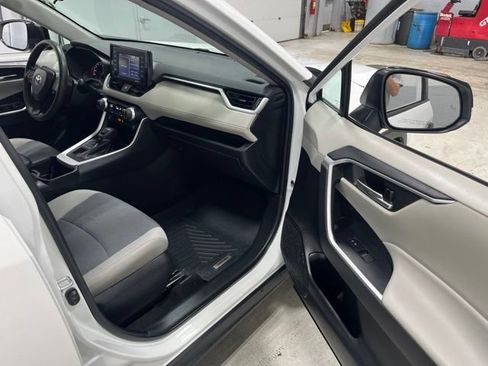 Used 2022 Toyota RAV4 XLE AWD/4WD image 32