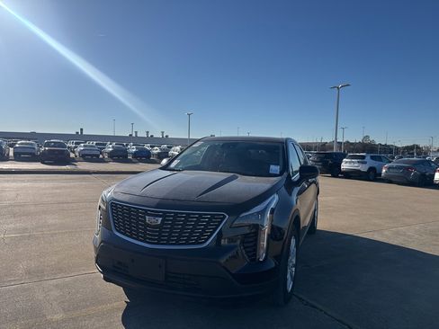 Used 2021 Cadillac XT4 Luxury w/ Cold Weather Package image 7