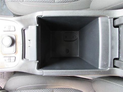 Used 2022 GMC Acadia SLE w/ Driver Convenience Package image 18