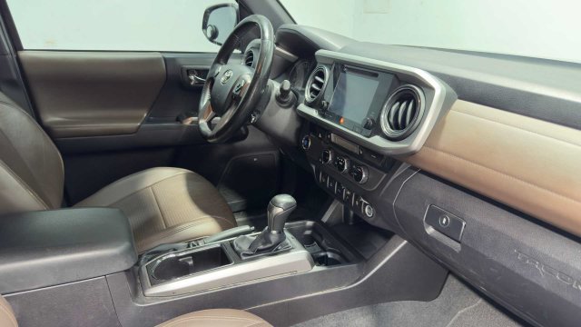 Used 2016 Toyota Tacoma Limited w/ Towing Package RWD image 13