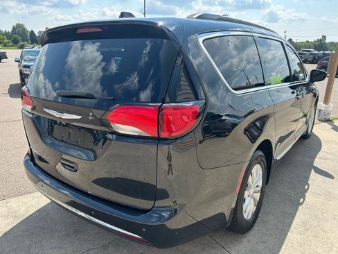 Used 2017 Chrysler Pacifica Touring-L FWD image 5