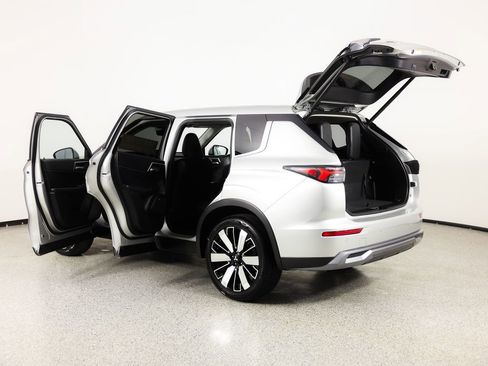 Used 2025 Mitsubishi Outlander SE image 13