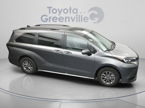 Used 2026 Toyota Sienna XLE FWD image 18