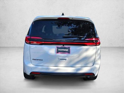New 2026 Chrysler Pacifica Select image 8