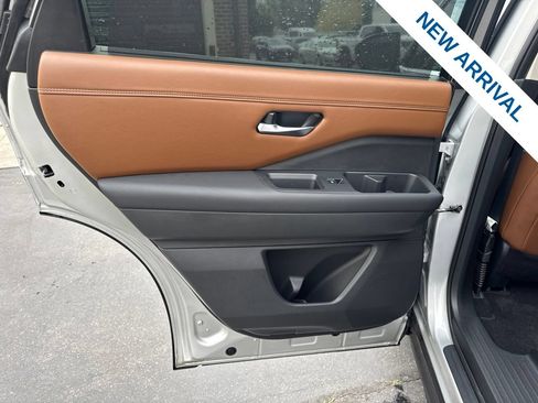 Used 2022 Nissan Pathfinder Platinum AWD/4WD image 17