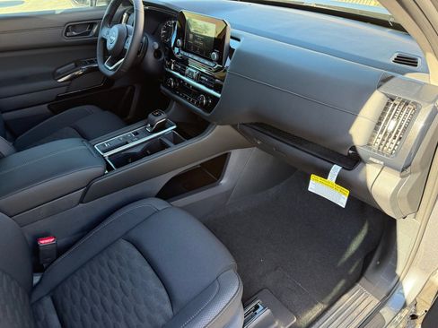 New 2025 Nissan Pathfinder SV image 31