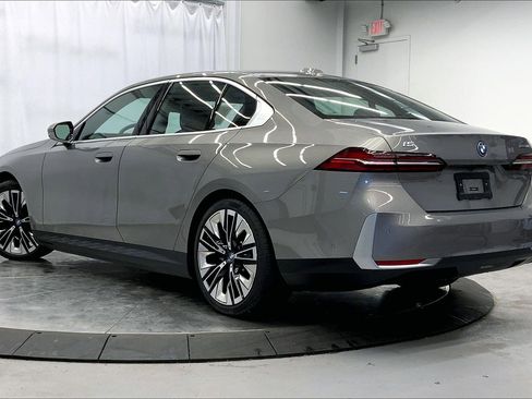 Used 2025 BMW i5 xDrive40 w/ Premium Package AWD/4WD image 3