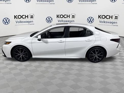 Used 2023 Toyota Camry SE image 4