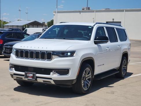 Used 2025 Jeep Wagoneer L Series II AWD/4WD image 10