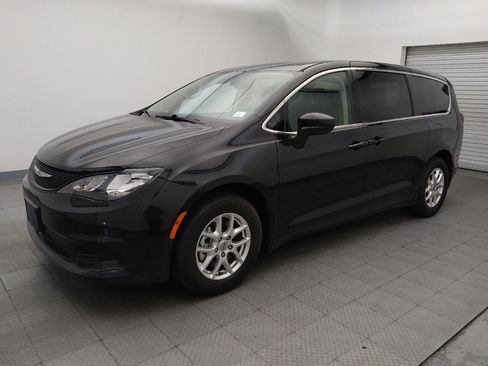 Used 2022 Chrysler Voyager LX FWD image 2