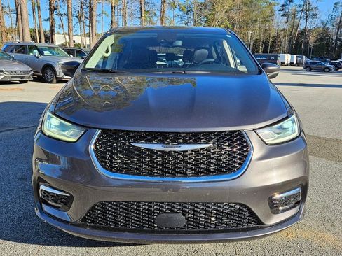 Used 2023 Chrysler Pacifica Touring-L image 2