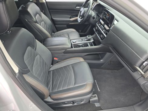 Used 2024 Nissan Pathfinder Platinum AWD/4WD image 35