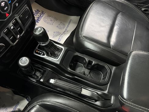 Used 2018 Jeep Wrangler Unlimited Sahara w/ Uconnect 4C Nav & Sound Group AWD/4WD image 17