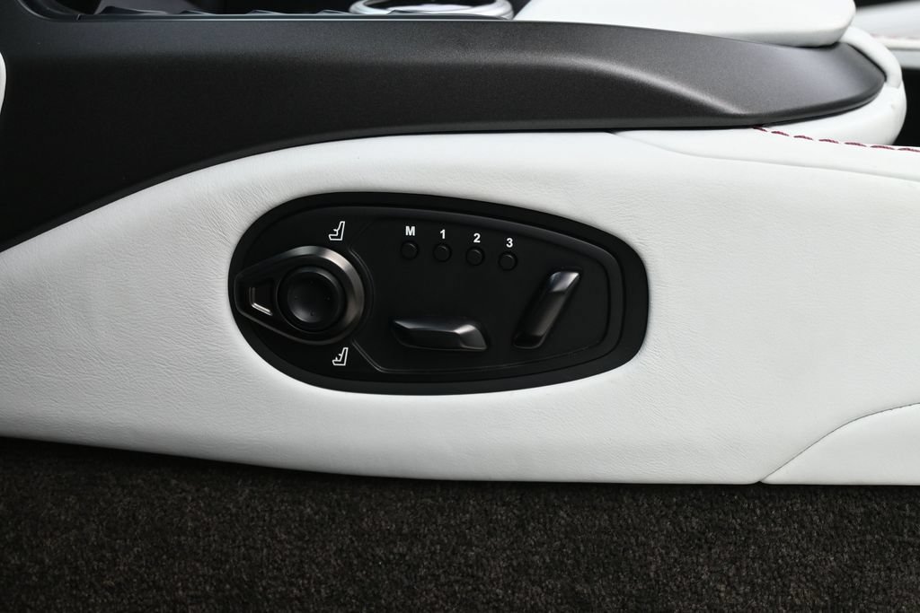 Used 2023 Aston Martin V8 Vantage Roadster RWD image 21