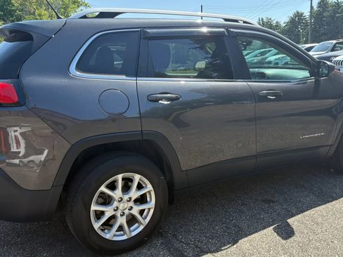 Used 2017 Jeep Cherokee Latitude w/ Cold Weather Group AWD/4WD image 10